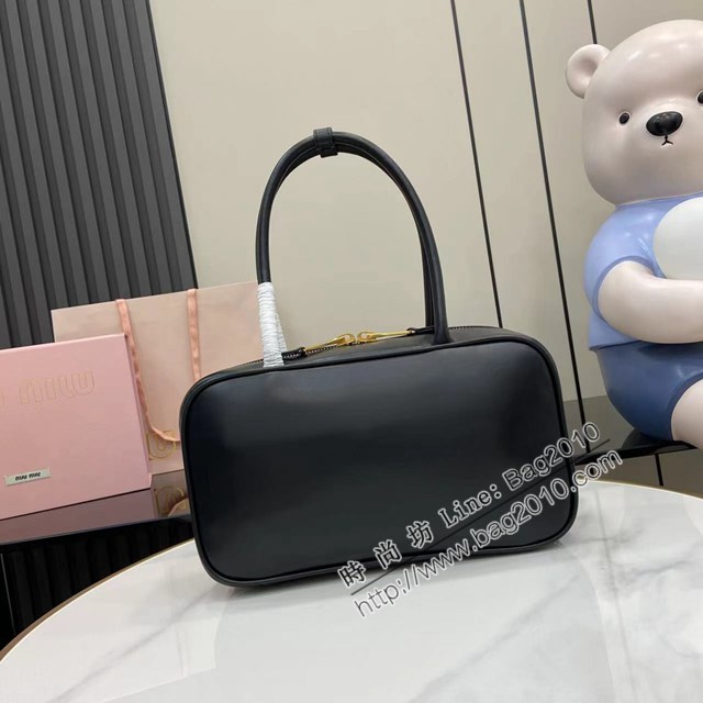 MIU MIU專櫃繆繆最新款黑色原廠皮手提女包 jh2655型號：5BB172